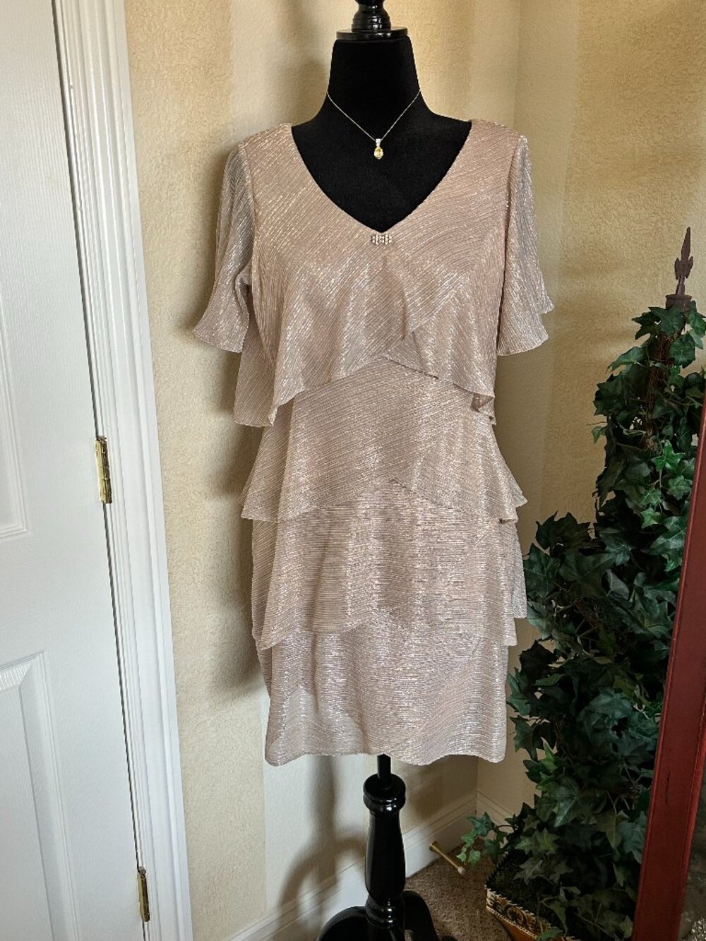 SLNY Champagne Tiered Shimmer Dress| Size 8 | Wedding Guest Mother of the Bride
